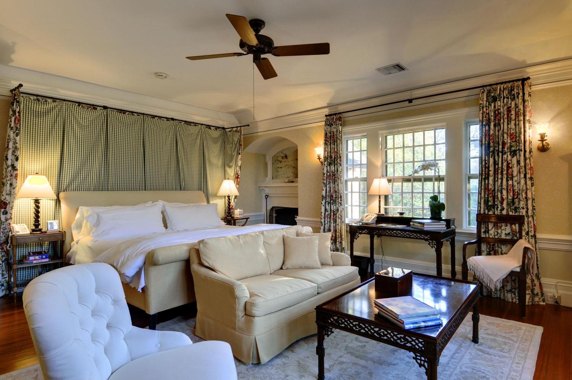 The Baker House 1650 Bed & Breakfast East Hampton Room photo